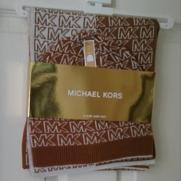 Michael Kors Scarf and Hat Set Dark Camel Cream - Picture 1 of 10